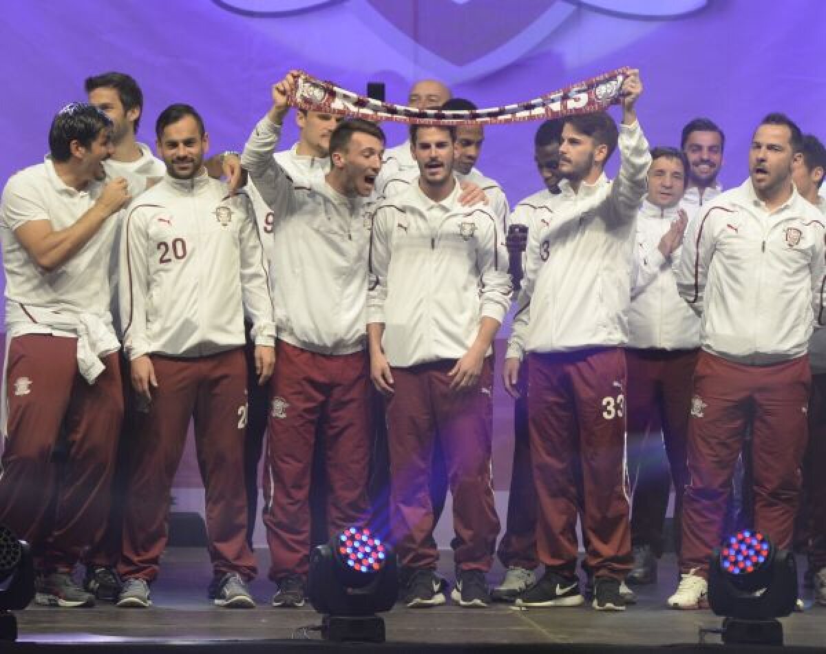 GALERIE FOTO Rapid şi-a prezentat achiziţiile într-o atmosferă de vis » Daniel Niculae, Cristi Săpunaru şi Daniel Pancu au fost cei mai aplaudaţi jucători