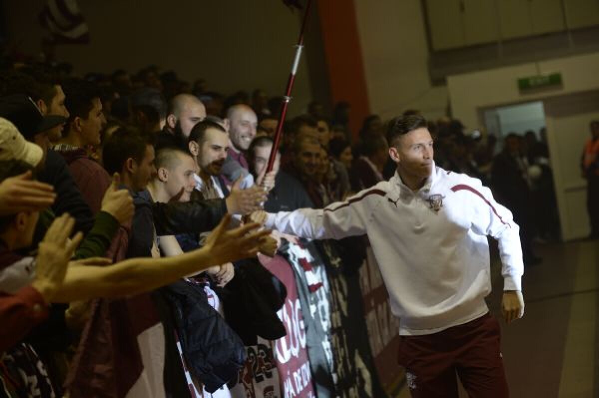 GALERIE FOTO Rapid şi-a prezentat achiziţiile într-o atmosferă de vis » Daniel Niculae, Cristi Săpunaru şi Daniel Pancu au fost cei mai aplaudaţi jucători