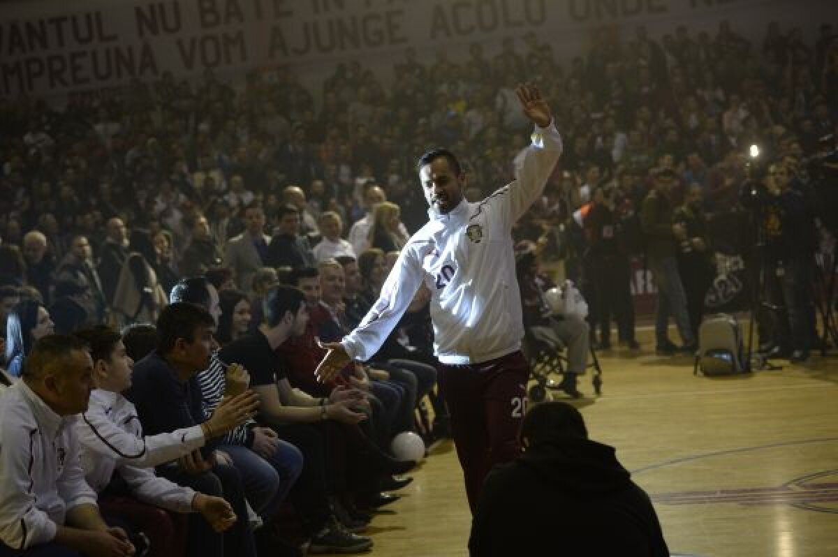 GALERIE FOTO Rapid şi-a prezentat achiziţiile într-o atmosferă de vis » Daniel Niculae, Cristi Săpunaru şi Daniel Pancu au fost cei mai aplaudaţi jucători
