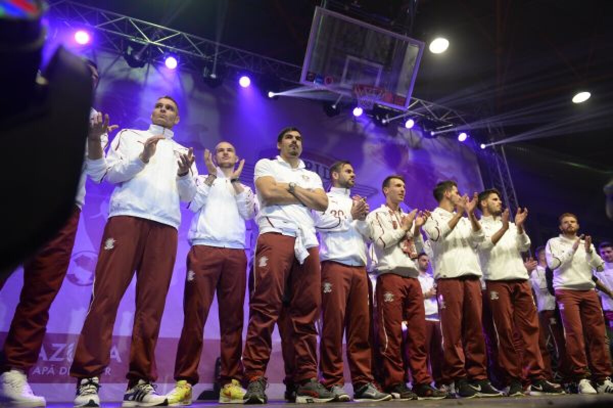 GALERIE FOTO Rapid şi-a prezentat achiziţiile într-o atmosferă de vis » Daniel Niculae, Cristi Săpunaru şi Daniel Pancu au fost cei mai aplaudaţi jucători