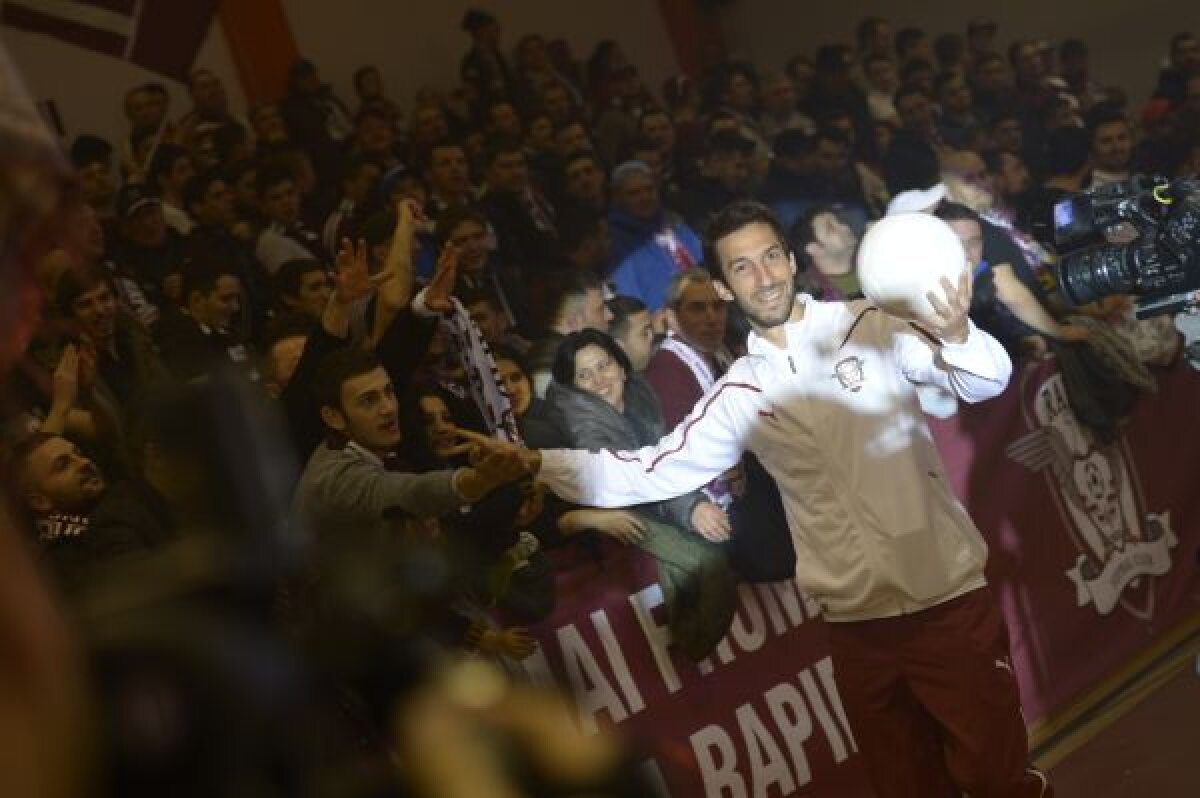GALERIE FOTO Rapid şi-a prezentat achiziţiile într-o atmosferă de vis » Daniel Niculae, Cristi Săpunaru şi Daniel Pancu au fost cei mai aplaudaţi jucători