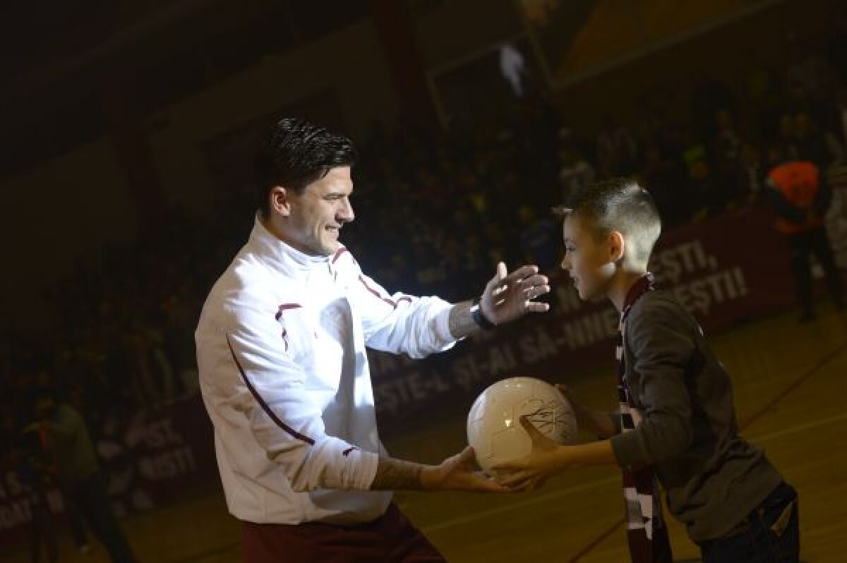GALERIE FOTO Rapid şi-a prezentat achiziţiile într-o atmosferă de vis » Daniel Niculae, Cristi Săpunaru şi Daniel Pancu au fost cei mai aplaudaţi jucători