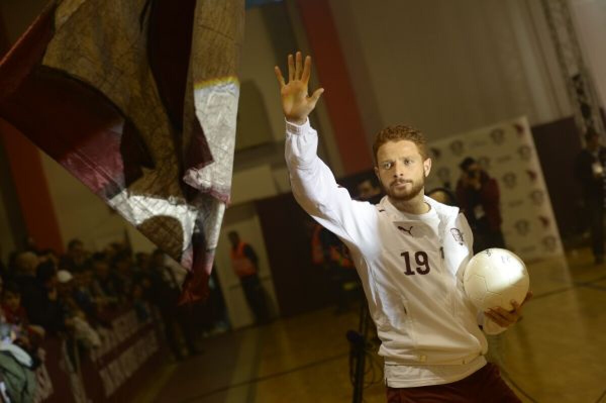 GALERIE FOTO Rapid şi-a prezentat achiziţiile într-o atmosferă de vis » Daniel Niculae, Cristi Săpunaru şi Daniel Pancu au fost cei mai aplaudaţi jucători