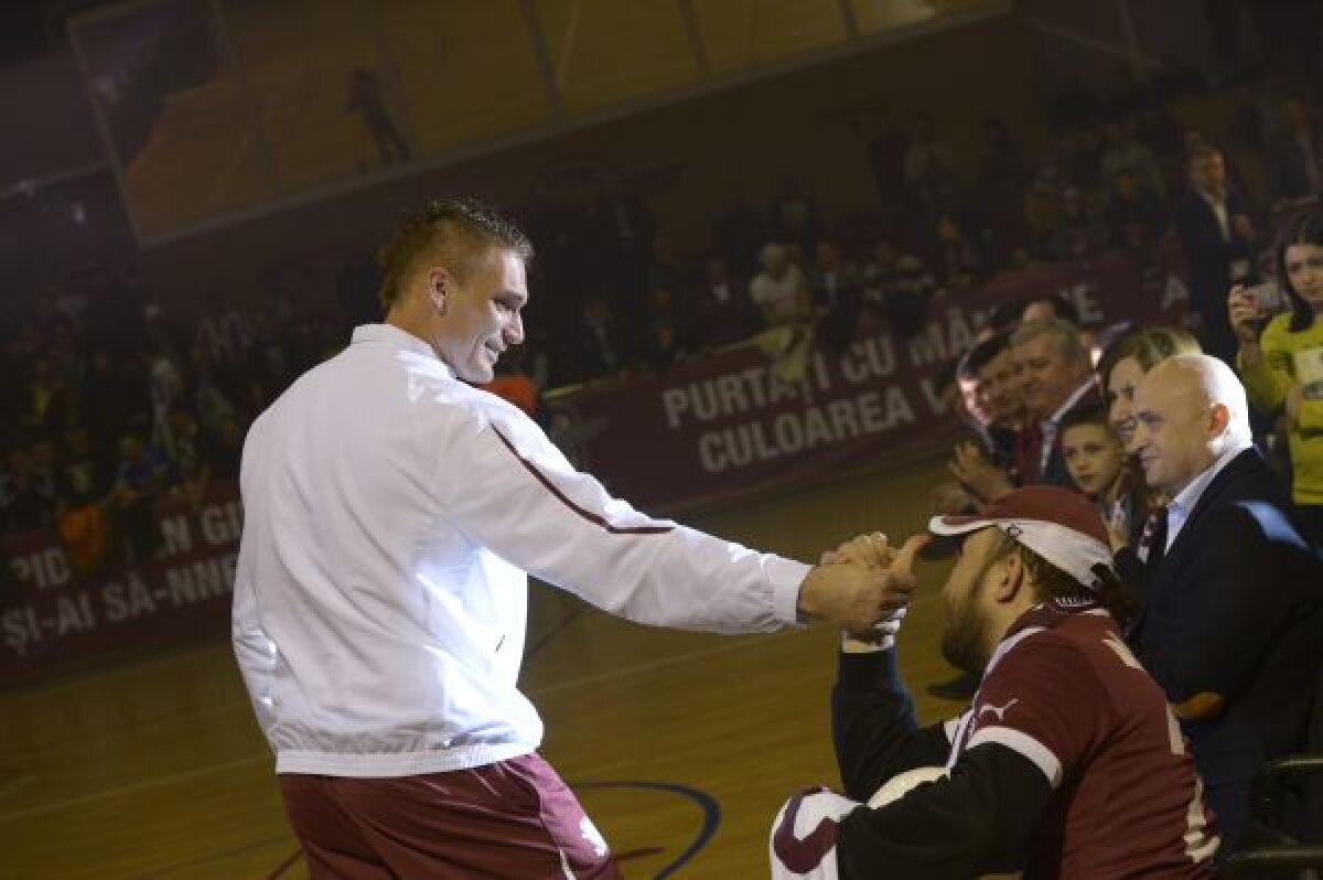 GALERIE FOTO Rapid şi-a prezentat achiziţiile într-o atmosferă de vis » Daniel Niculae, Cristi Săpunaru şi Daniel Pancu au fost cei mai aplaudaţi jucători