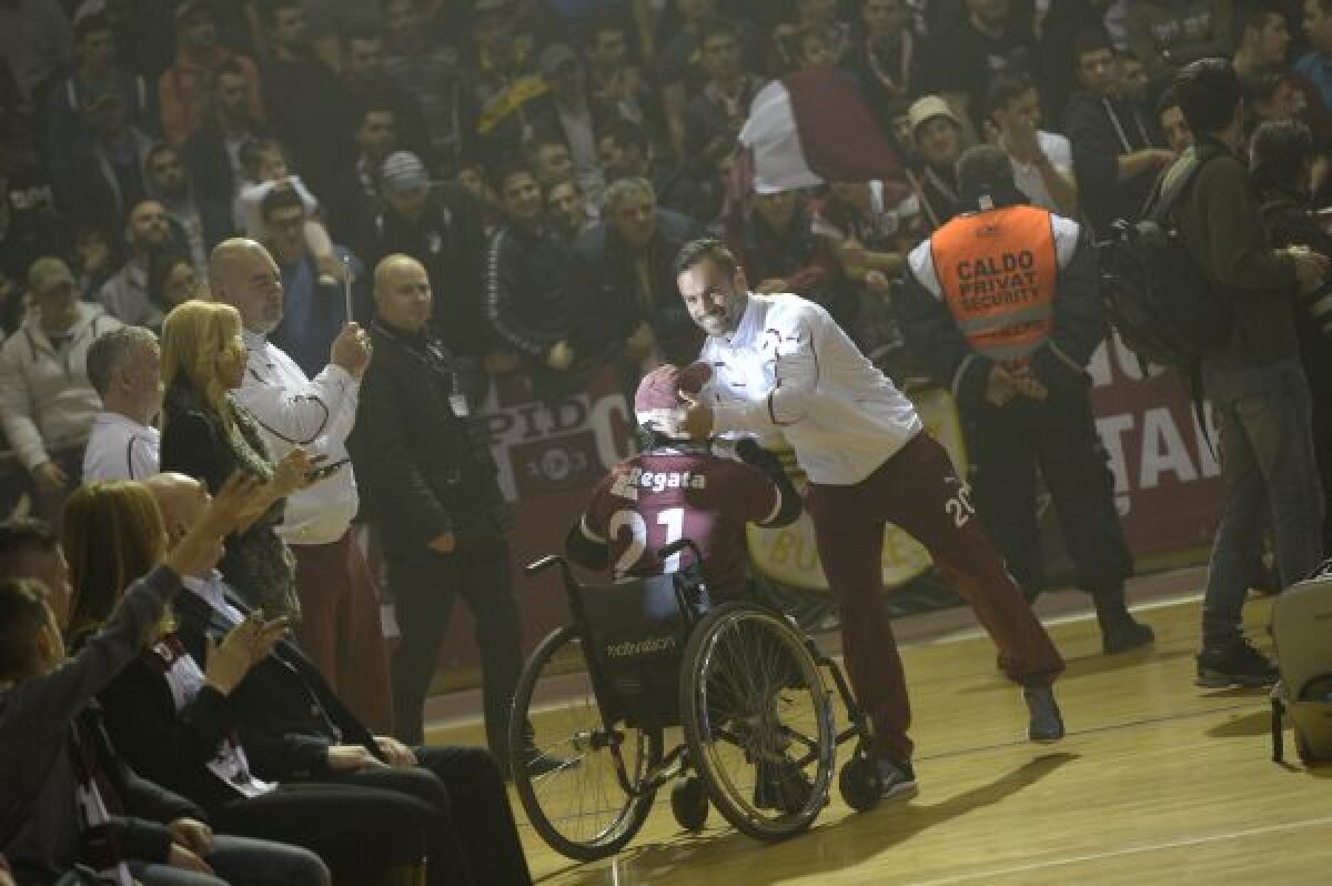 GALERIE FOTO Rapid şi-a prezentat achiziţiile într-o atmosferă de vis » Daniel Niculae, Cristi Săpunaru şi Daniel Pancu au fost cei mai aplaudaţi jucători