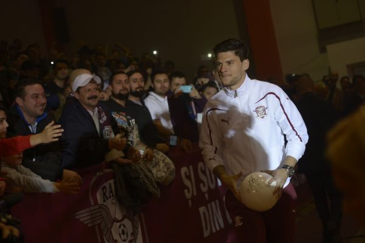 GALERIE FOTO Rapid şi-a prezentat achiziţiile într-o atmosferă de vis » Daniel Niculae, Cristi Săpunaru şi Daniel Pancu au fost cei mai aplaudaţi jucători