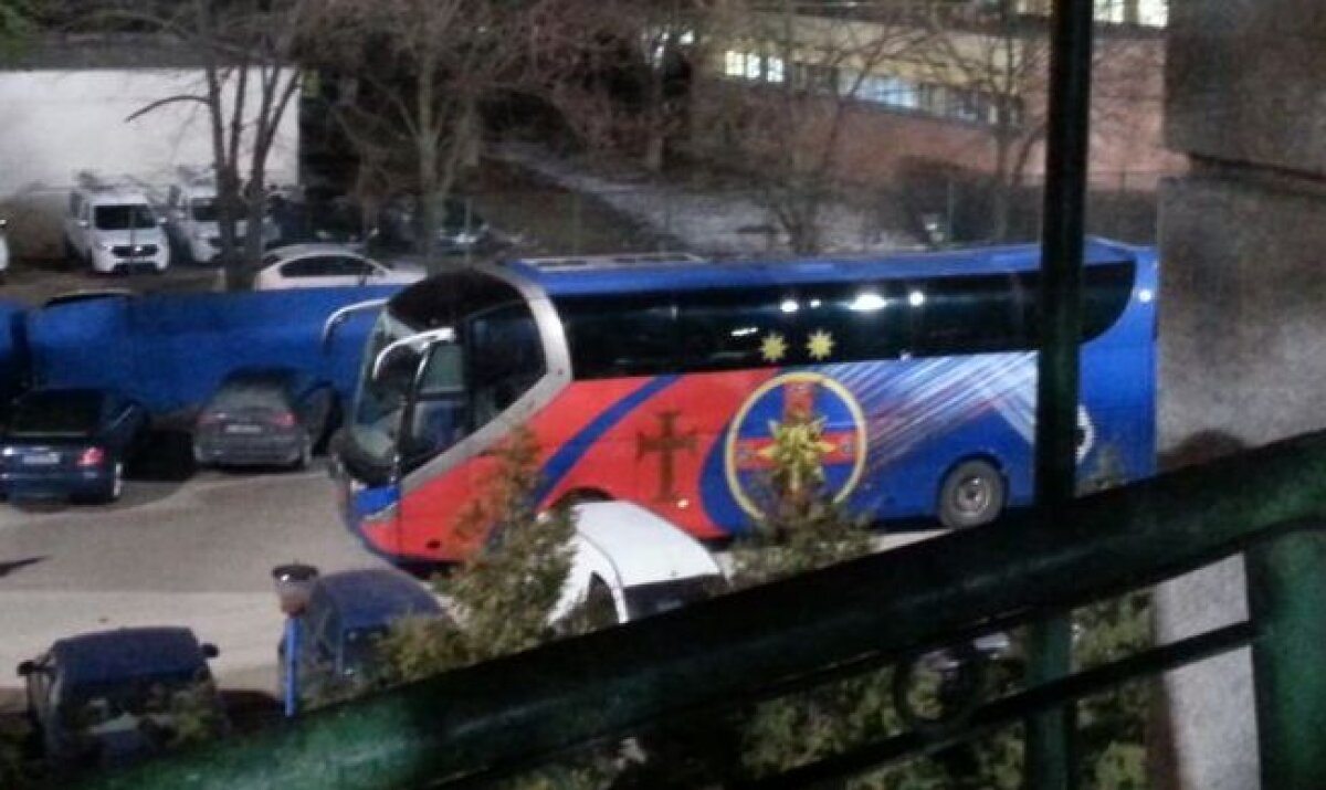 FOTO Noua faţă a Stelei din 2015 » Roş-albaştrii şi-au rebrănduit şi autocarul cu noua siglă