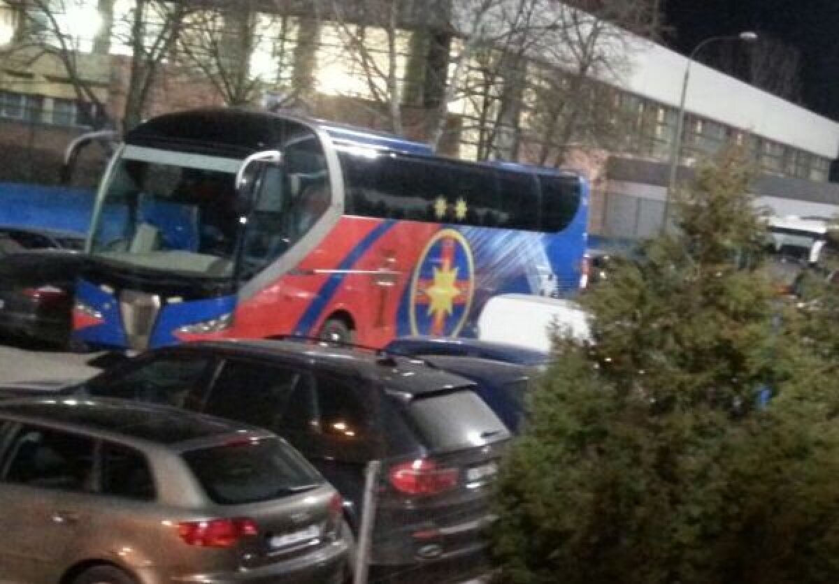 FOTO Noua faţă a Stelei din 2015 » Roş-albaştrii şi-au rebrănduit şi autocarul cu noua siglă