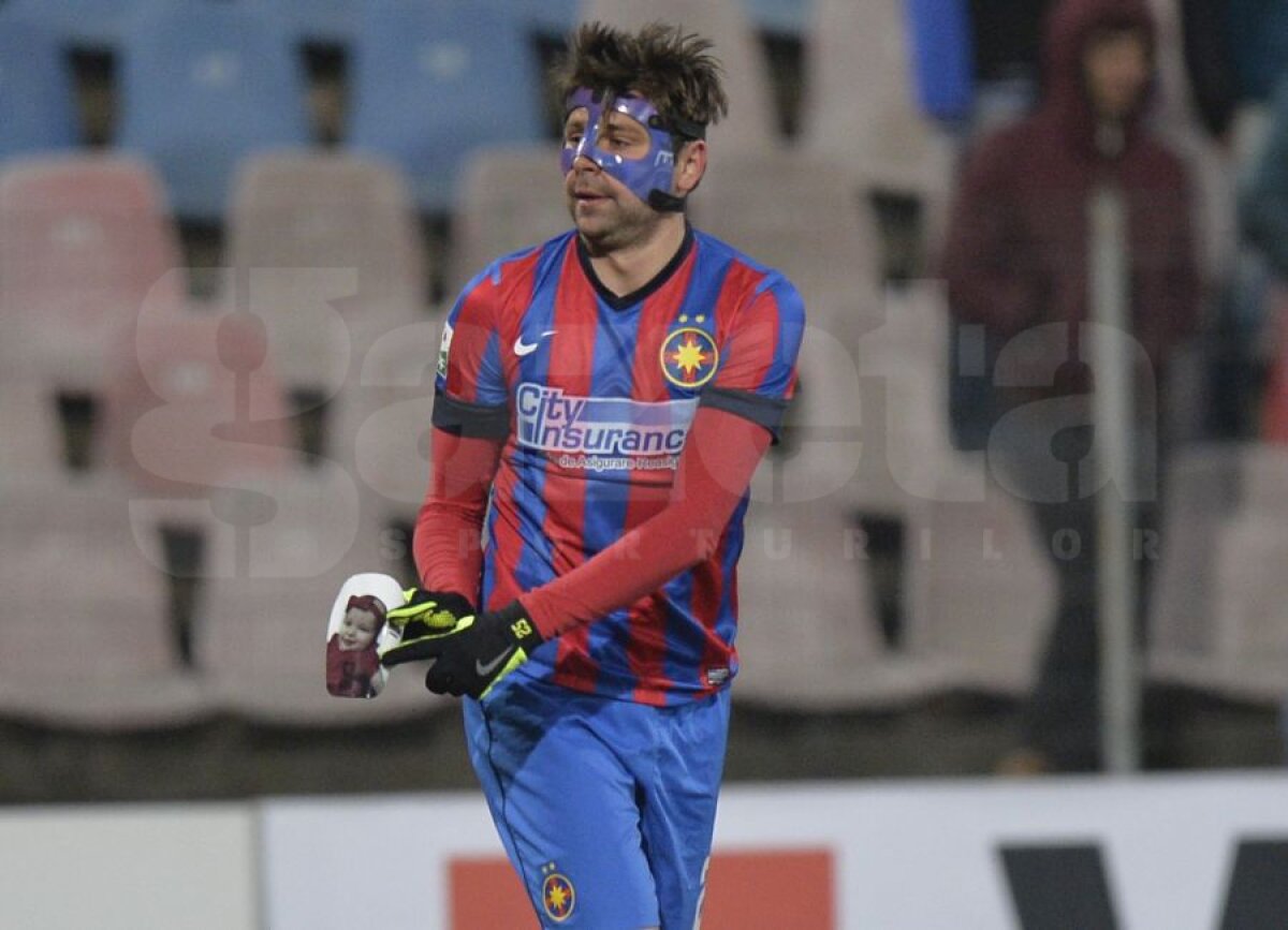 FOTO Cu familia pe teren » Raul Rusescu e convins că soţia şi fiica îi poartă noroc