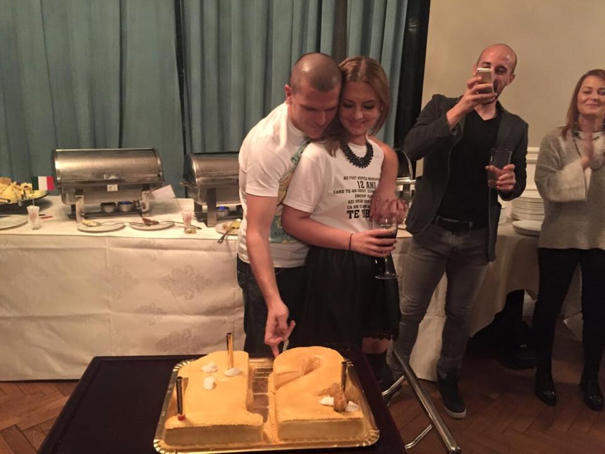 Conspiraţia continuă: Laurenţiu Reghecampf şi soţia lui au petrecut alături de jucătorii stelişti, după dezastrul cu Rapid! Vezi GALERIA FOTO