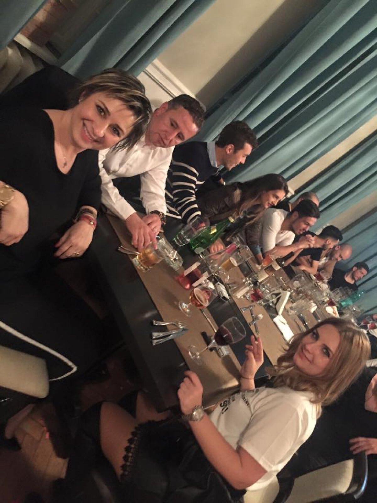 Conspiraţia continuă: Laurenţiu Reghecampf şi soţia lui au petrecut alături de jucătorii stelişti, după dezastrul cu Rapid! Vezi GALERIA FOTO