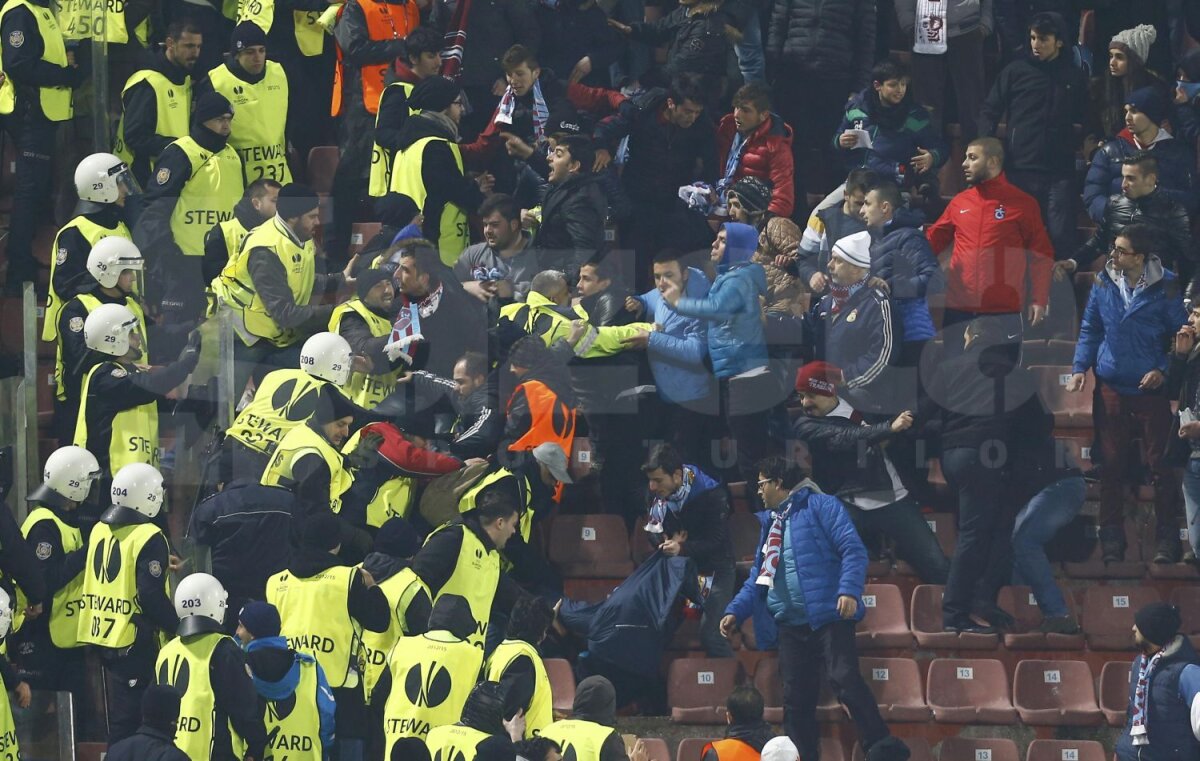 FOTO Eurojunglă! » O etapă nebună în Europa League: Răniţi, arestaţi, rasism, meciuri întrerupte