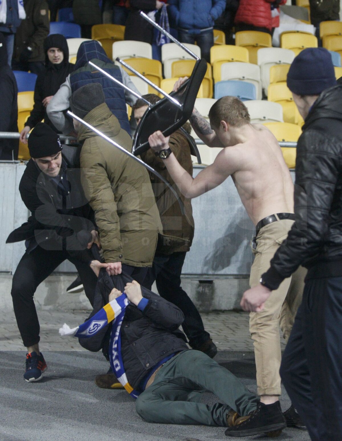 FOTO Eurojunglă! » O etapă nebună în Europa League: Răniţi, arestaţi, rasism, meciuri întrerupte