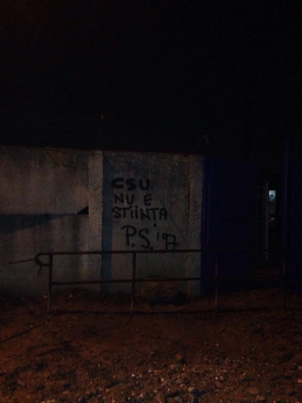 GALERIE FOTO Stadionul "Extensiv" a fost vandalizat de suporterii Universităţii Craiova » Mesaje dure la adresa Stelei şi a lui CS U