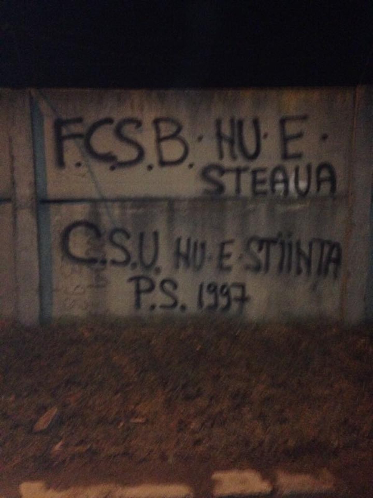 GALERIE FOTO Stadionul "Extensiv" a fost vandalizat de suporterii Universităţii Craiova » Mesaje dure la adresa Stelei şi a lui CS U