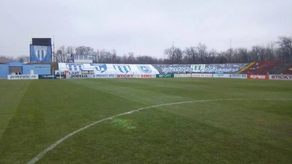 FOTO Made in Oltenia » Metodă inedită prin care organizatorii au ascuns lipsa unor porţiuni din gazonul de pe "Extensiv"