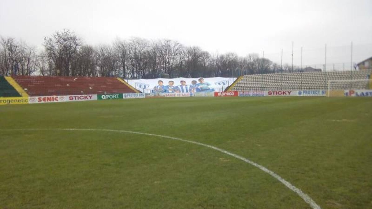 FOTO Made in Oltenia » Metodă inedită prin care organizatorii au ascuns lipsa unor porţiuni din gazonul de pe "Extensiv"