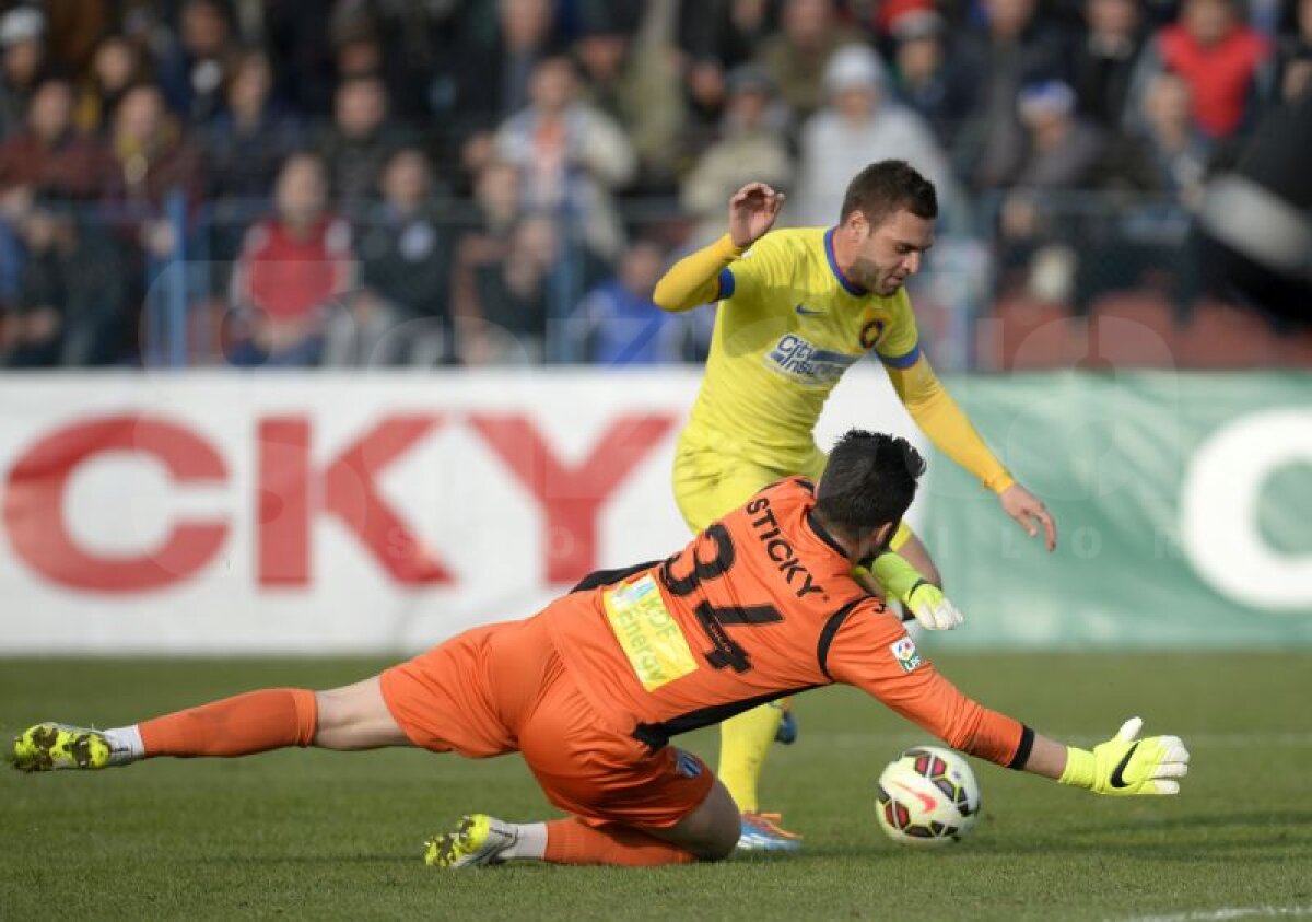 VIDEO şi FOTO CS U Craiova - Steaua 0-0 » Roş-albaştrii n-au marcat în ultimele două meciuri