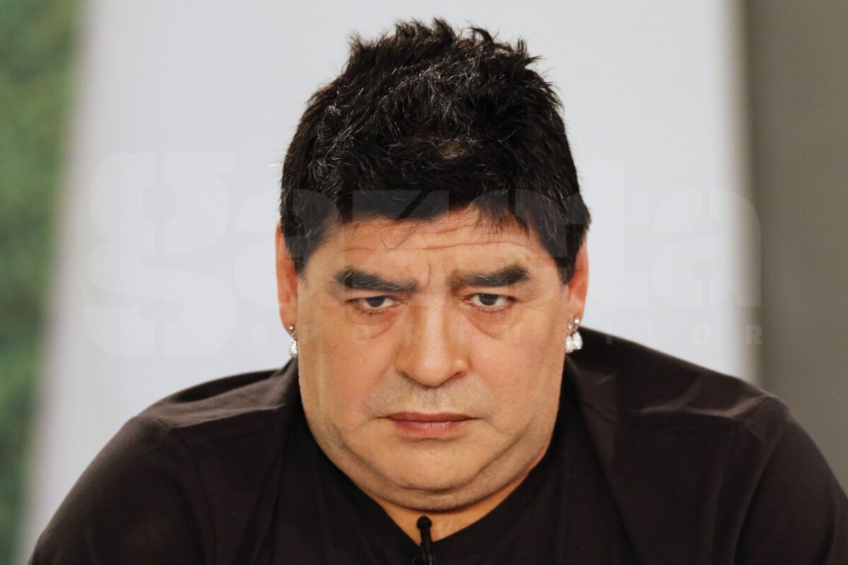 FOTO Feţele lui "Mamadona" cu cercei de perle » Diego Maradona surprinde din nou cu look-ul său