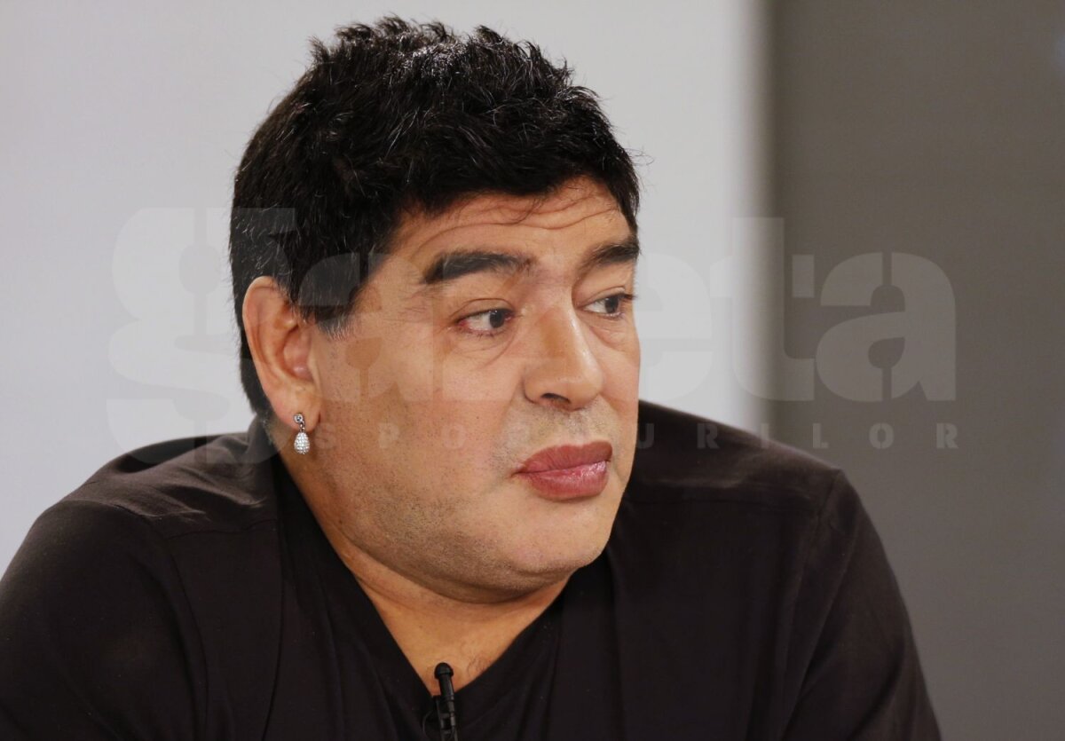FOTO Feţele lui "Mamadona" cu cercei de perle » Diego Maradona surprinde din nou cu look-ul său