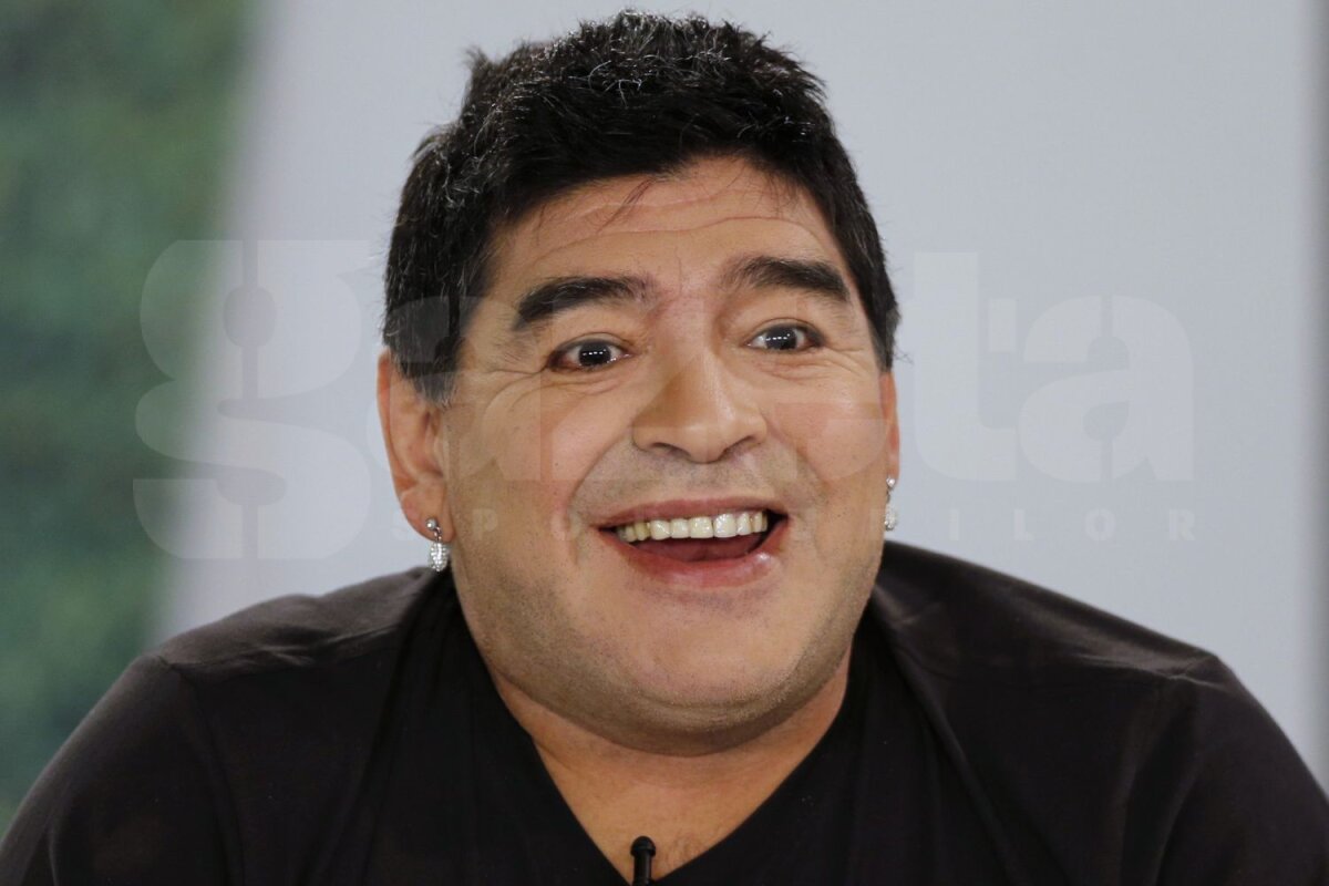 FOTO Feţele lui "Mamadona" cu cercei de perle » Diego Maradona surprinde din nou cu look-ul său