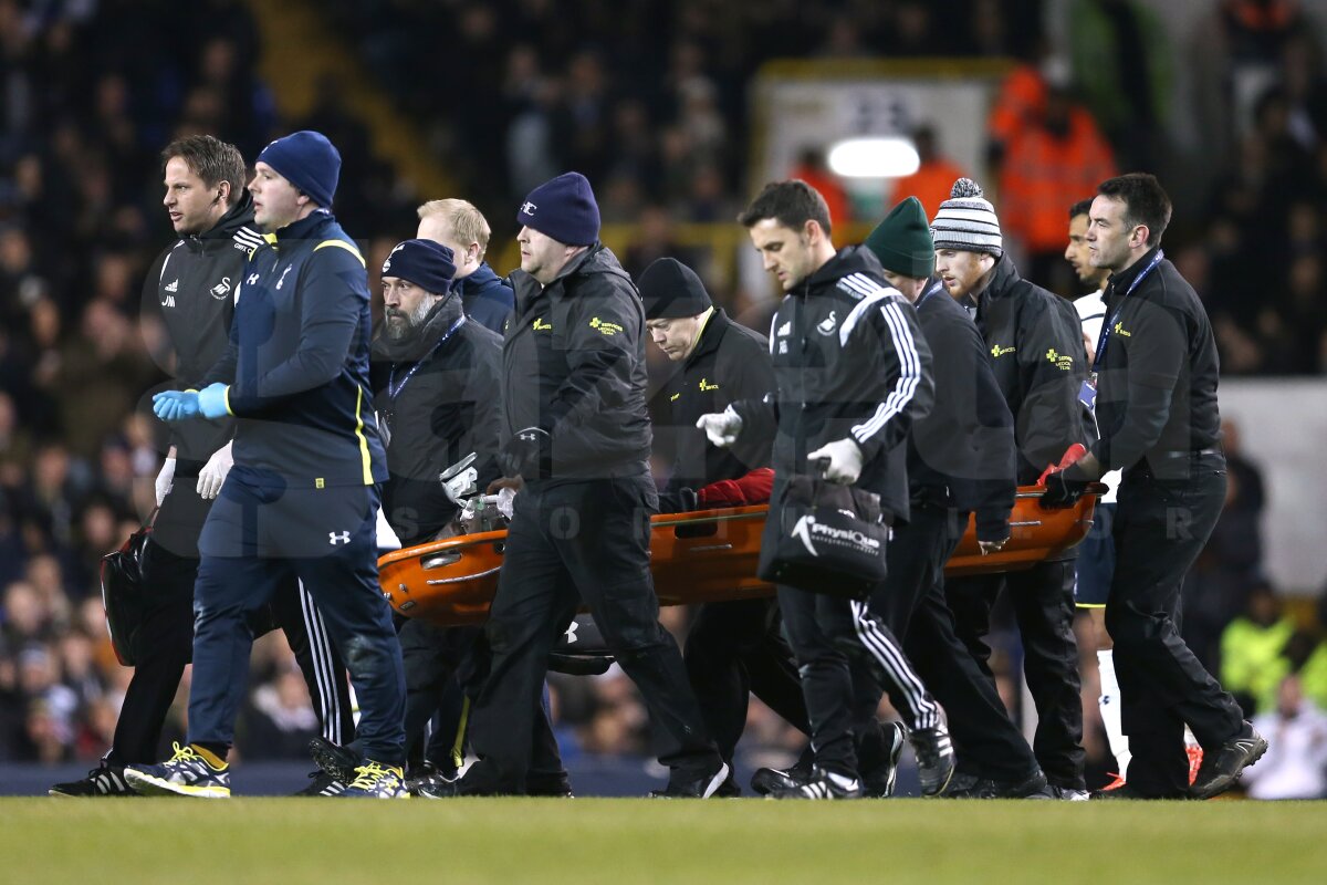 VIDEO + FOTO Momente de groază pe White Hart Lane » Bafetimbi Gomis s-a prăbuşit inconştient pe teren la meciul cu Tottenham! E pentru a 5-a oară în carieră