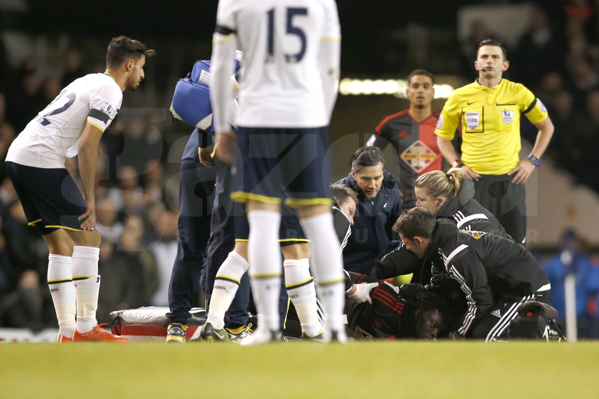 VIDEO + FOTO Momente de groază pe White Hart Lane » Bafetimbi Gomis s-a prăbuşit inconştient pe teren la meciul cu Tottenham! E pentru a 5-a oară în carieră