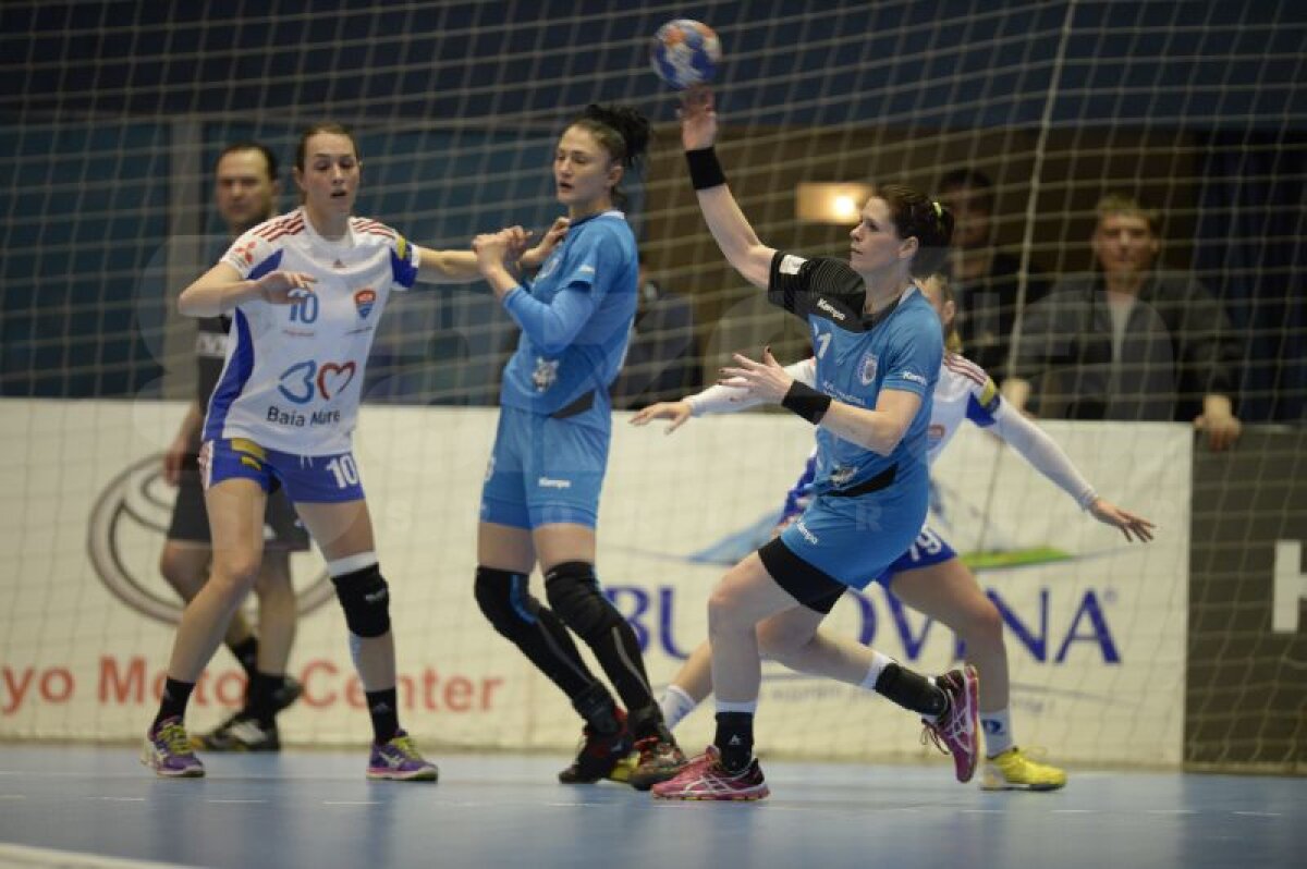 VIDEO şi FOTO S-a relansat lupta pentru titlu în handbalul feminin » Gol fabulos marcat de Torstenson!