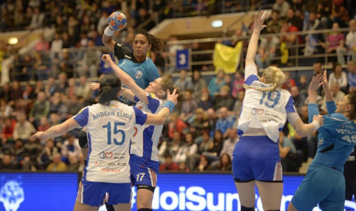 VIDEO şi FOTO S-a relansat lupta pentru titlu în handbalul feminin » Gol fabulos marcat de Torstenson!