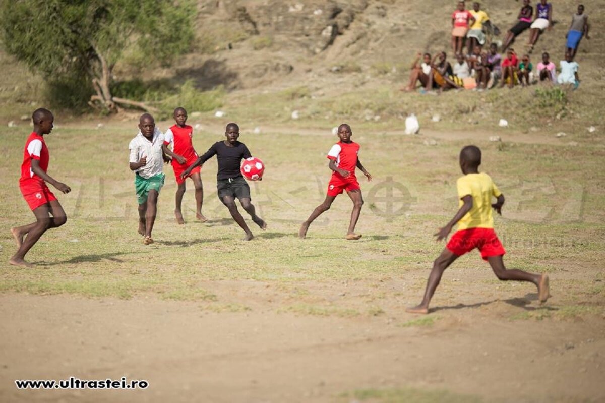 GALERIE FOTO O echipă din Kenya joacă în echipamentul lui Dinamo » Gest caritabil făcut de alb-roşii