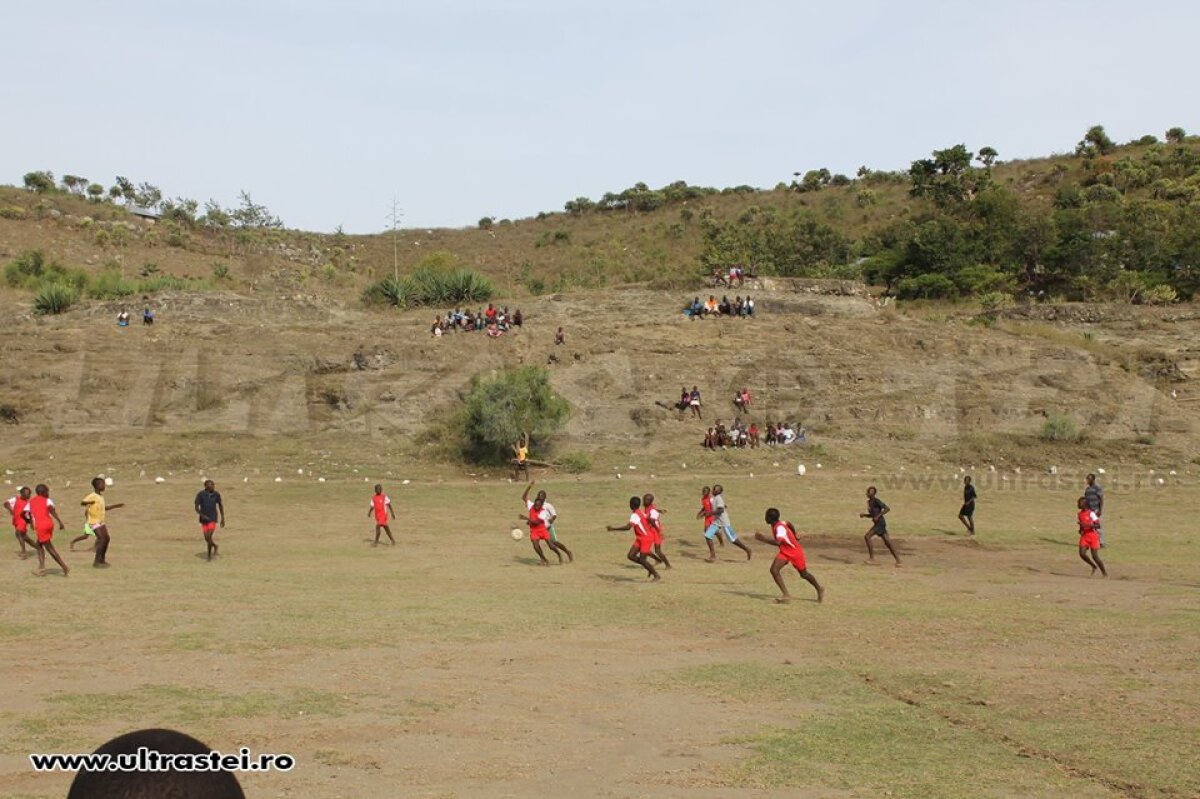 GALERIE FOTO O echipă din Kenya joacă în echipamentul lui Dinamo » Gest caritabil făcut de alb-roşii