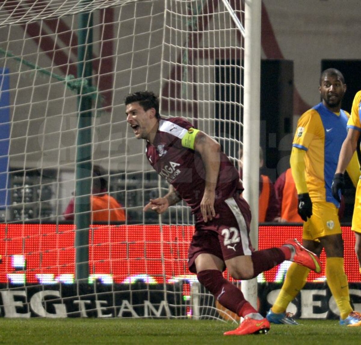 FOTO şi VIDEO » Rapid şi Petrolul şi-au împărţit punctele frăţeşte după un meci încins, scor 1-1