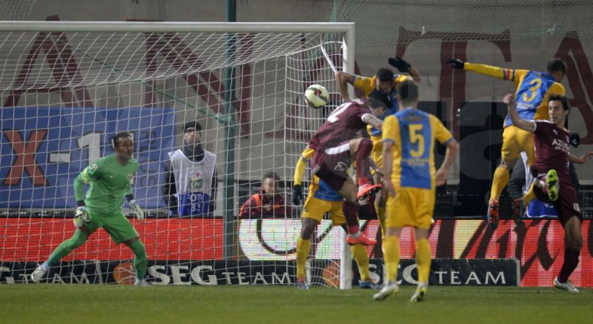 FOTO şi VIDEO » Rapid şi Petrolul şi-au împărţit punctele frăţeşte după un meci încins, scor 1-1