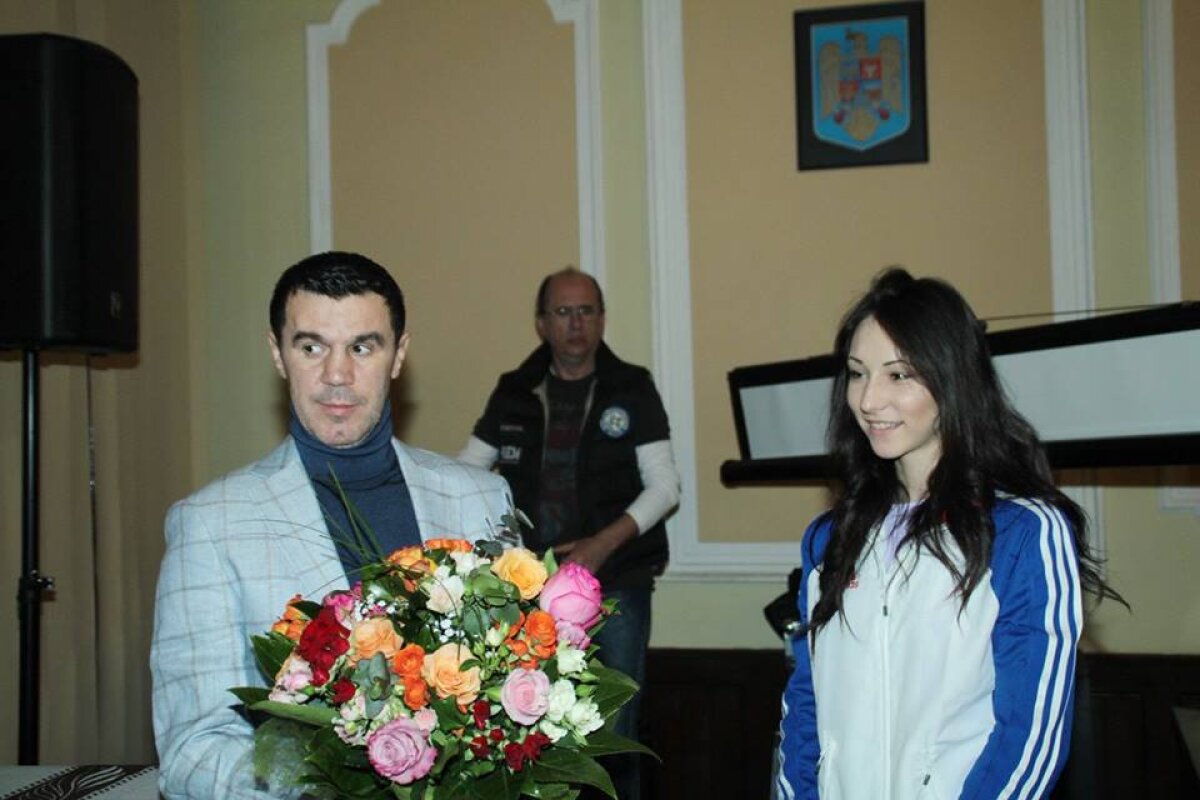 FOTO Mihai Leu i-a înmînat premiul de excelenţă tinerei campioane Florentina Marincu
