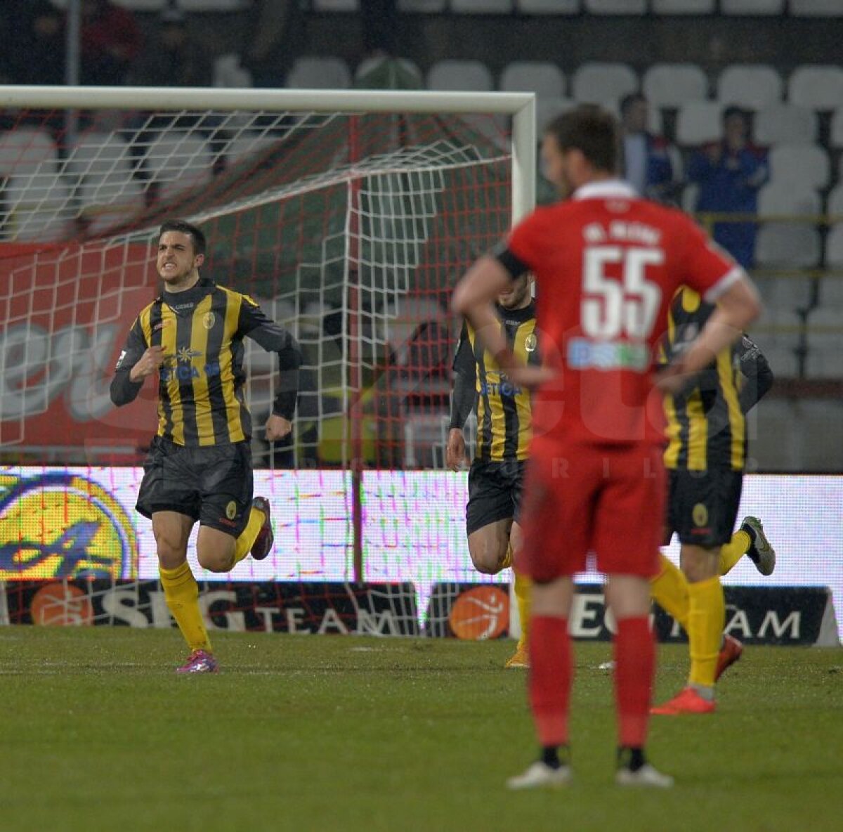 FOTO şi VIDEO Dinamo - Ceahlăul 3-1 » "Dubla" lui Gicu Grozav îi urcă pe "cîini" pînă pe locul 5 şi îi condamnă pe nemţeni la retrogradare