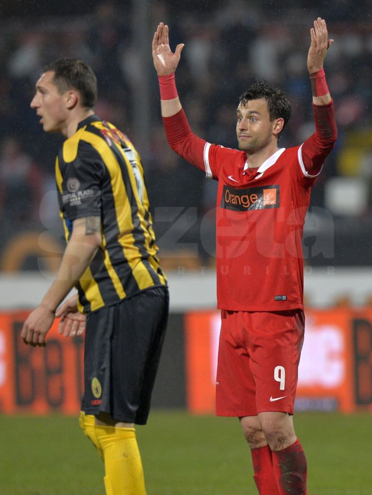 FOTO şi VIDEO Dinamo - Ceahlăul 3-1 » "Dubla" lui Gicu Grozav îi urcă pe "cîini" pînă pe locul 5 şi îi condamnă pe nemţeni la retrogradare