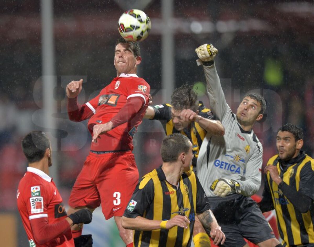 FOTO şi VIDEO Dinamo - Ceahlăul 3-1 » "Dubla" lui Gicu Grozav îi urcă pe "cîini" pînă pe locul 5 şi îi condamnă pe nemţeni la retrogradare