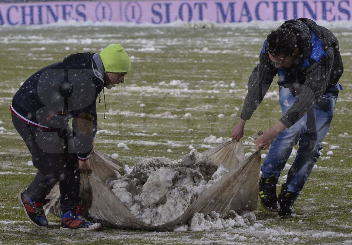 FOTO Operaţiunea "Sacul de Plastic" » Ceahlăul - Steaua a început cu 15 minute întîrziere din cauza ninsorii