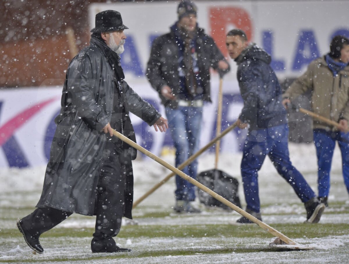 FOTO Operaţiunea "Sacul de Plastic" » Ceahlăul - Steaua a început cu 15 minute întîrziere din cauza ninsorii