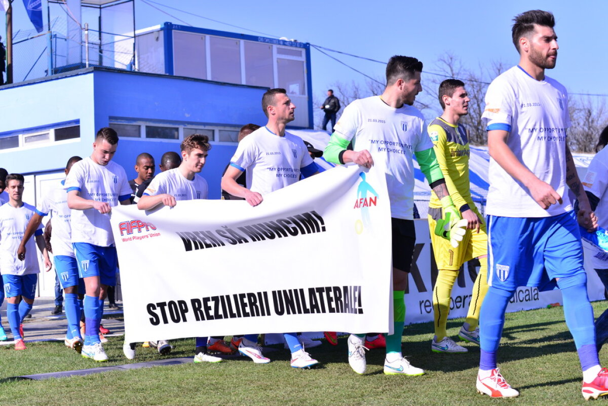 GALERIE FOTO Fotbaliştii din Liga 1 îşi cer drepturile şi protestează împotriva conducerilor echipelor!