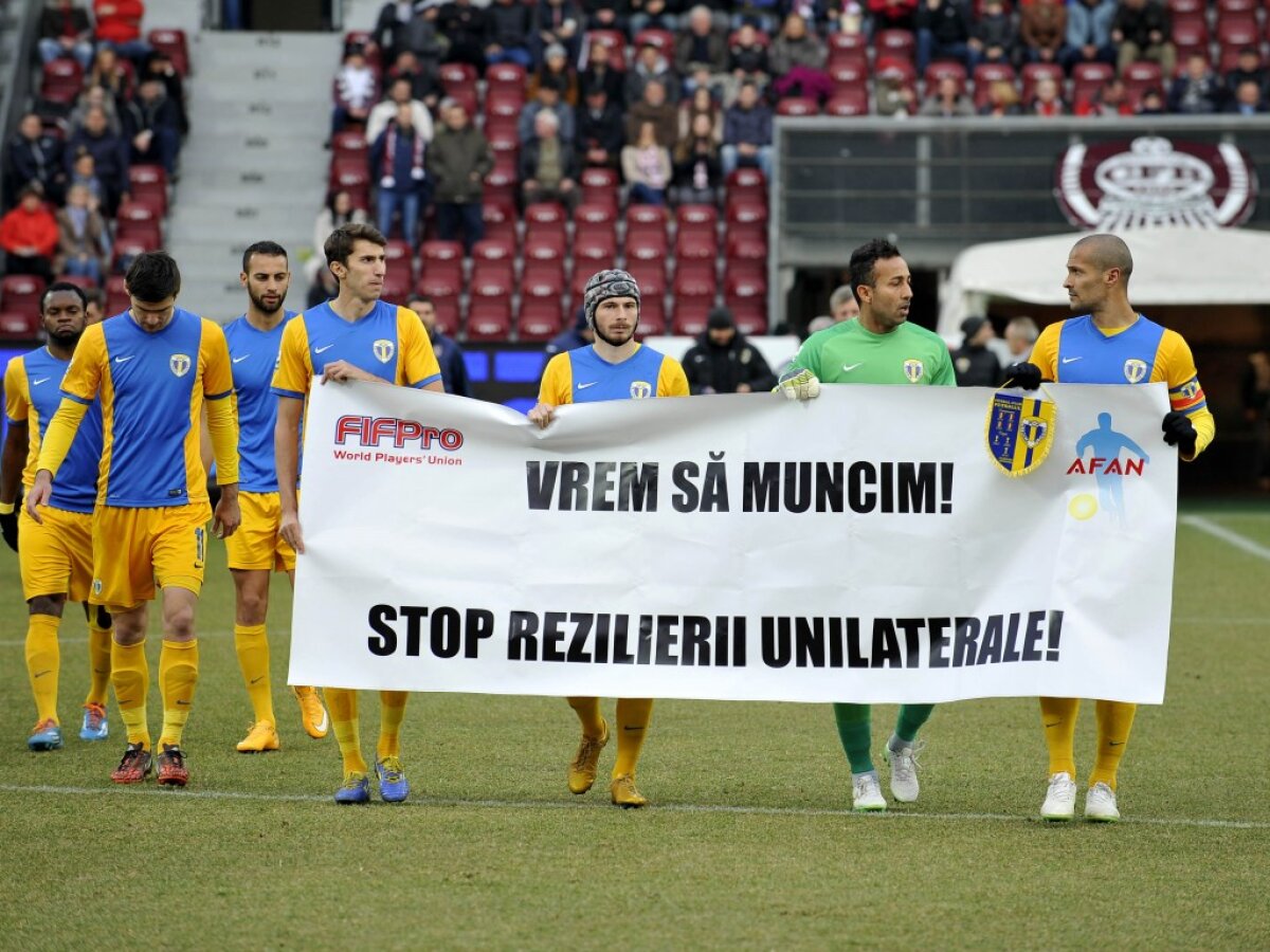 GALERIE FOTO Fotbaliştii din Liga 1 îşi cer drepturile şi protestează împotriva conducerilor echipelor!