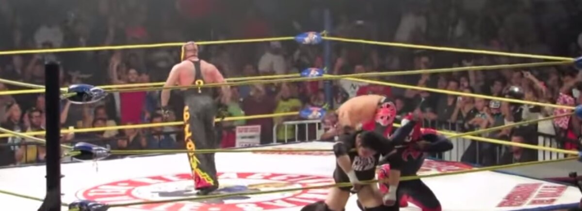 VIDEO Imagini şocante! Un wrestler a murit în timpul unui meci » Iniţial s-a crezut că totul face parte din scenariul luptei şi bătaia a continuat