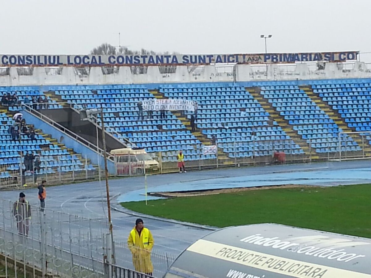 FOTO Protestul fanilor Stelei a continuat şi la amicalul cu Farul: "Nu vrem o clonă inventată"