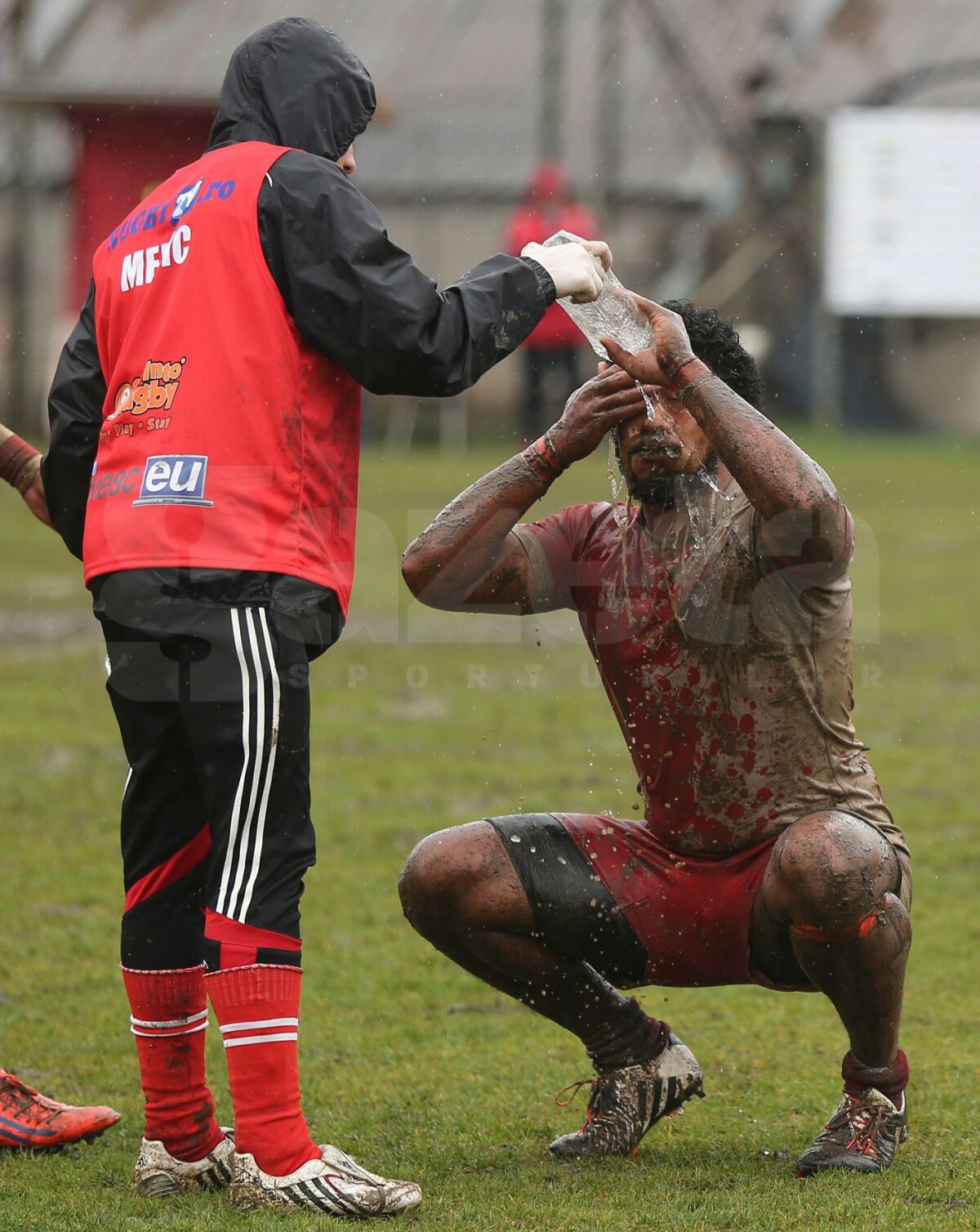 FOTO Război în noroi » În weekend a început Superliga 2015: meciuri spectaculoase în mocirlă
