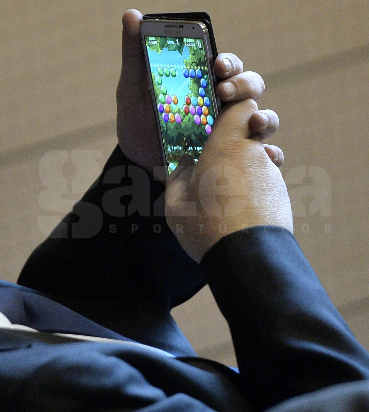 "Puiu" de la Vişina Nouă :D Momente amuzante la Adunarea Generală a FRF: Candy Crush şi gafa lui Anghel Iordănescu