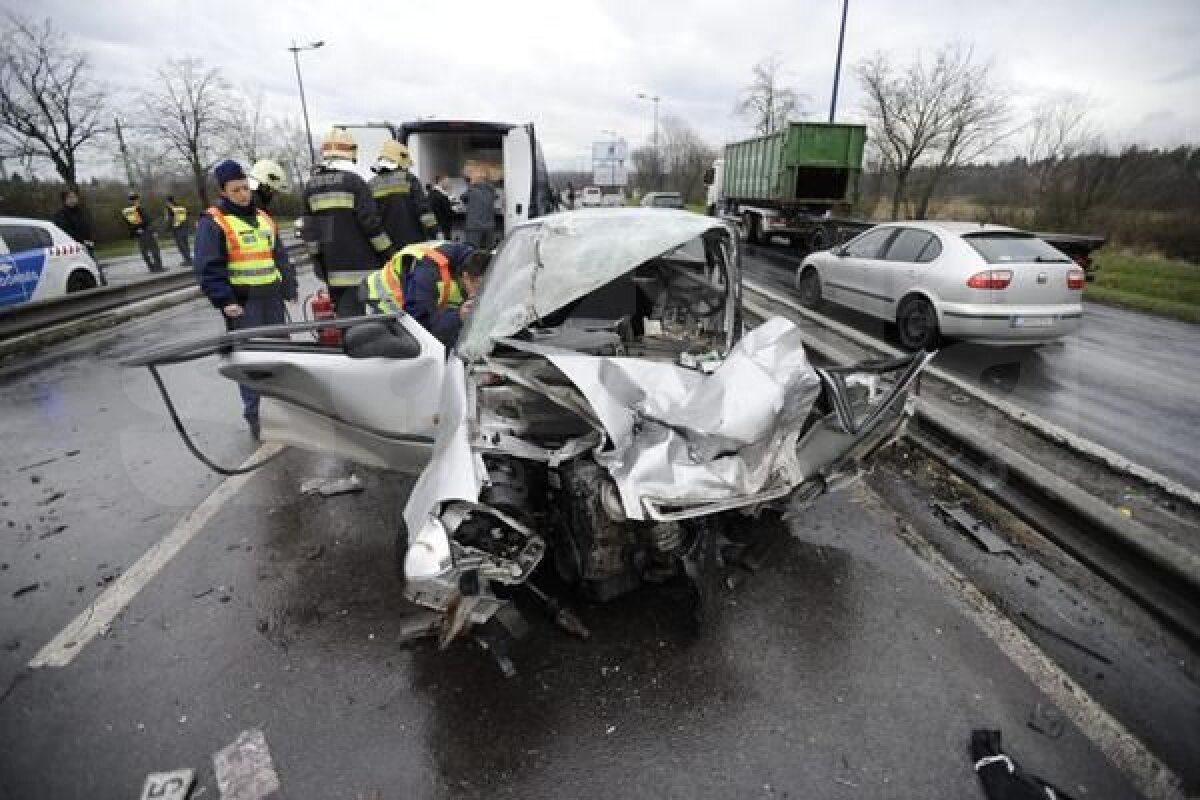 FOTO Au ratat Euro, dar au driblat moartea! » Trei jucători greci au fost implicaţi într-un accident mortal în drum spre aeroport