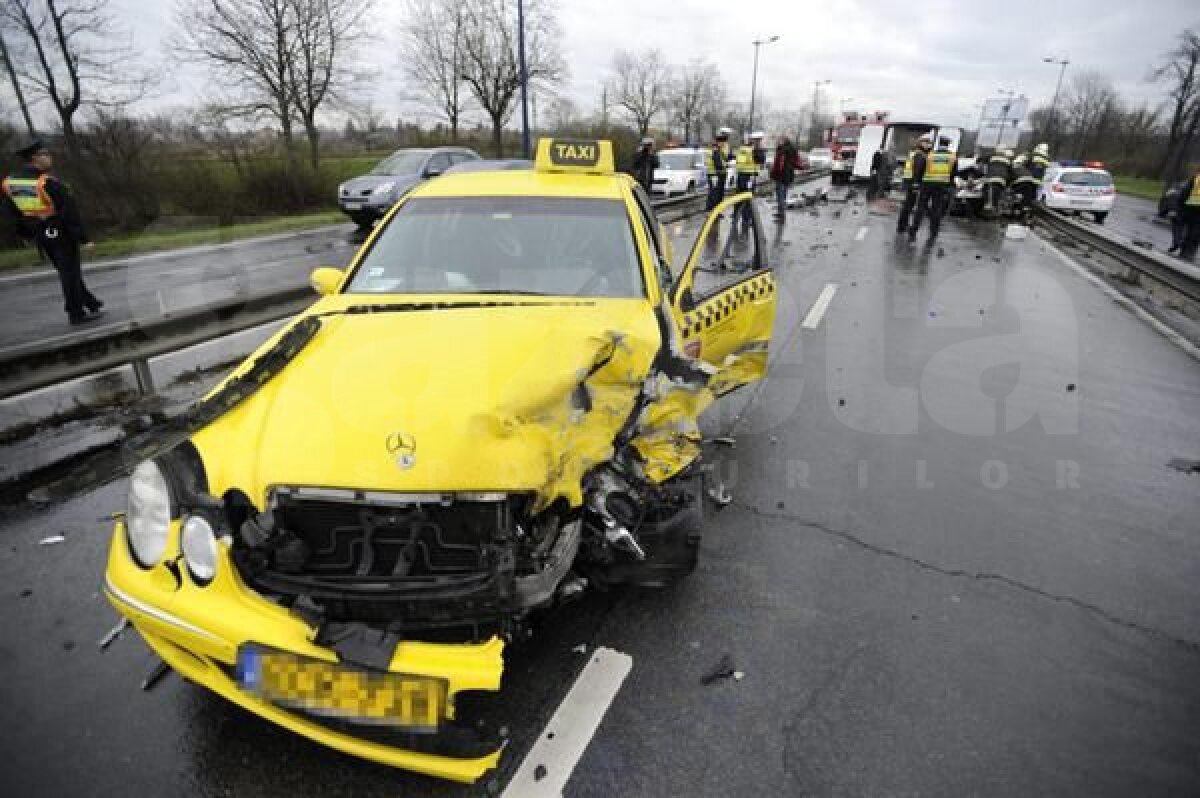 FOTO Au ratat Euro, dar au driblat moartea! » Trei jucători greci au fost implicaţi într-un accident mortal în drum spre aeroport