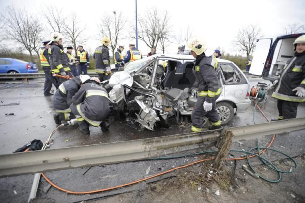 FOTO Au ratat Euro, dar au driblat moartea! » Trei jucători greci au fost implicaţi într-un accident mortal în drum spre aeroport