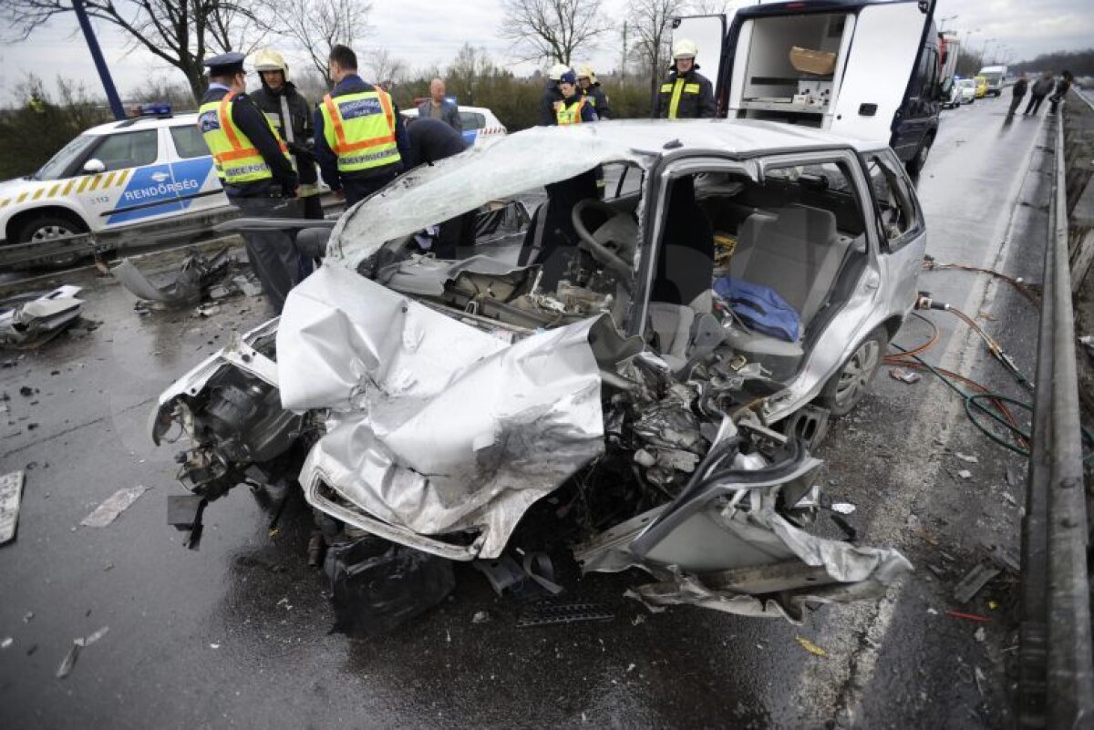 FOTO Au ratat Euro, dar au driblat moartea! » Trei jucători greci au fost implicaţi într-un accident mortal în drum spre aeroport