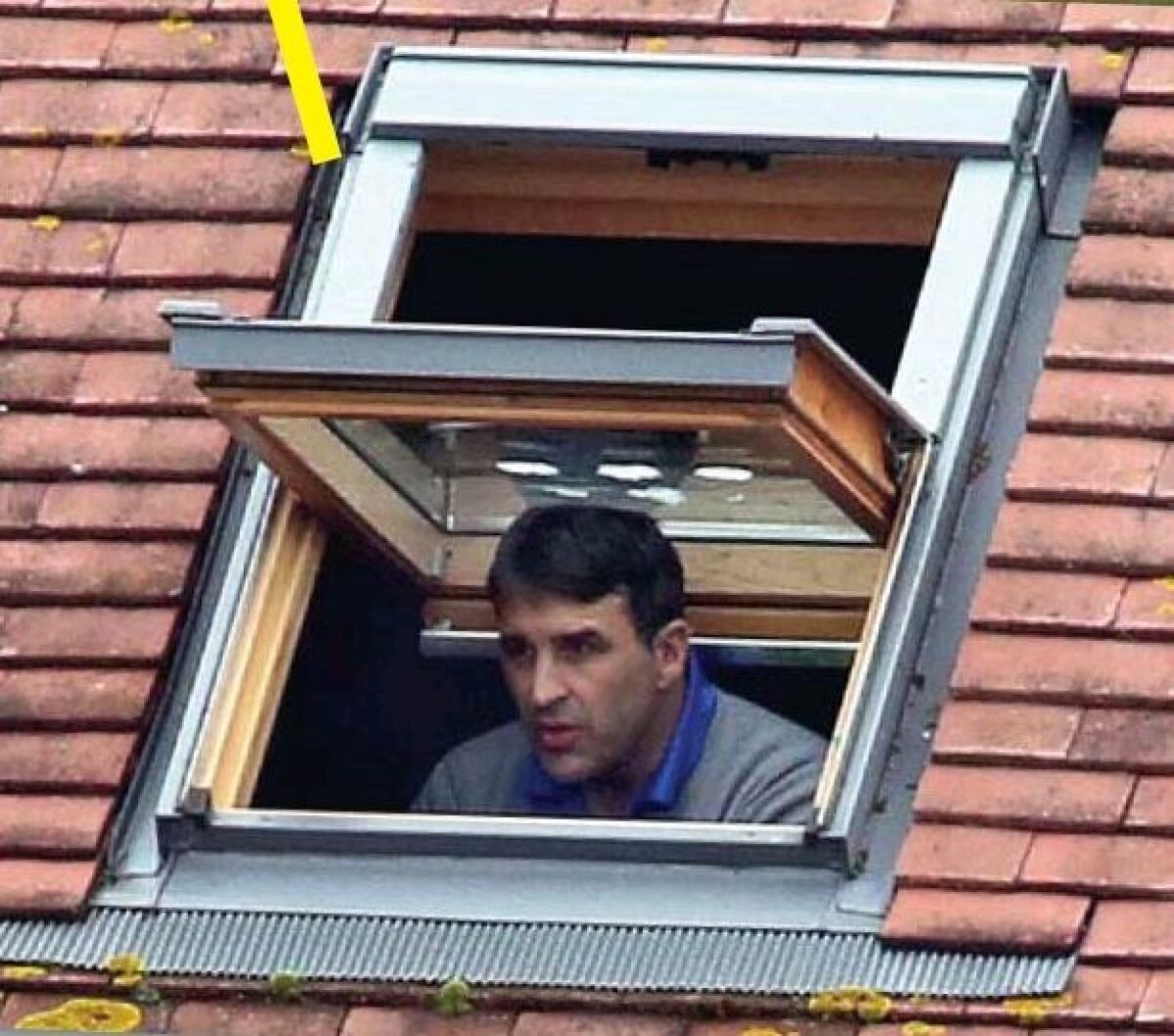 Fotbal văzut prin luminator » Soluţia disperată găsită de un antrenor suspendat pentru a urmări meciul echipei sale